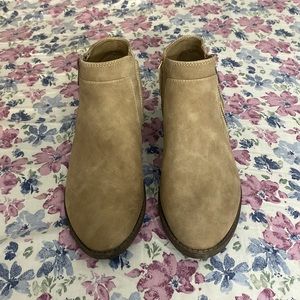 NWOT Maurice’s suede zipper booties